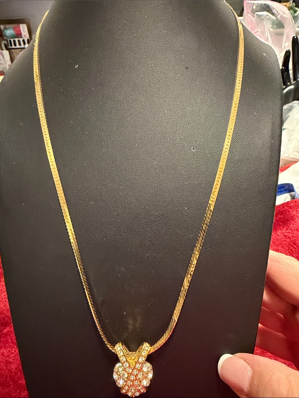 Vintage Gold Heart Pendant Necklace 22” high-end Crystals like new gold tone